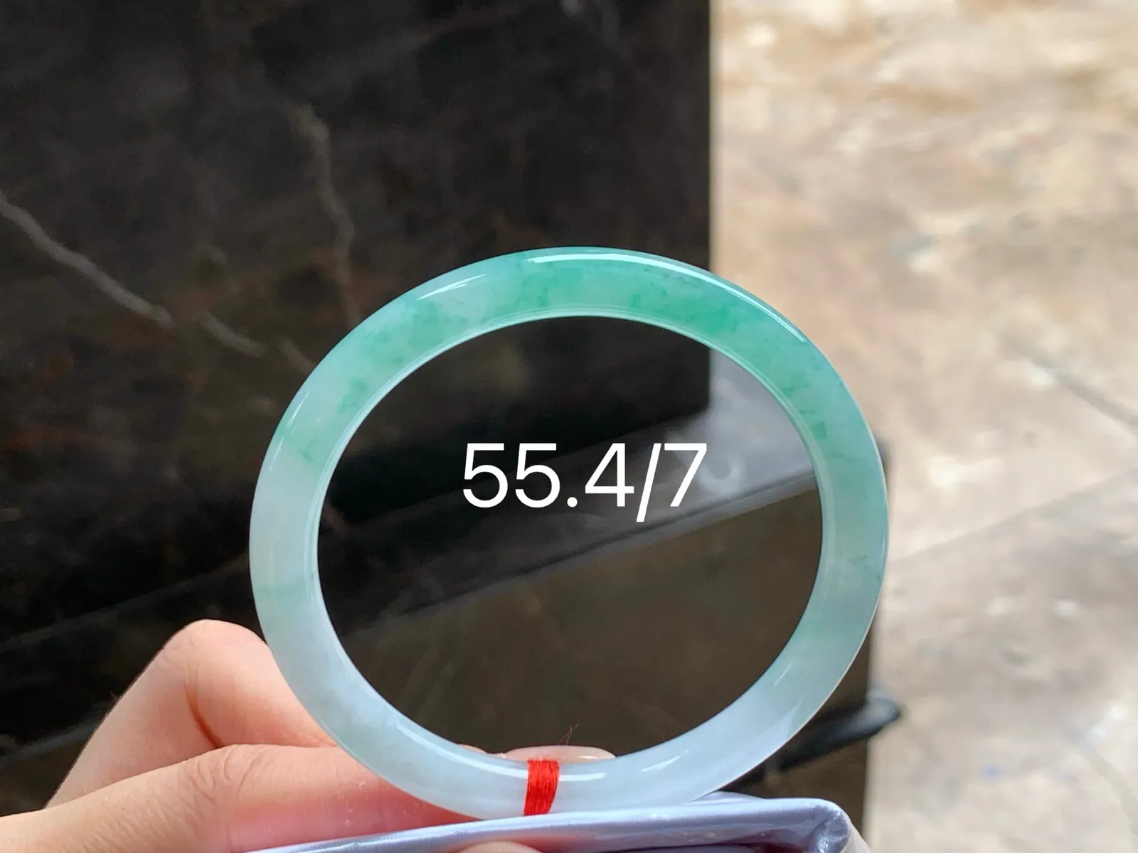 飘花细圆条手镯
水润清爽 55.4/7mm