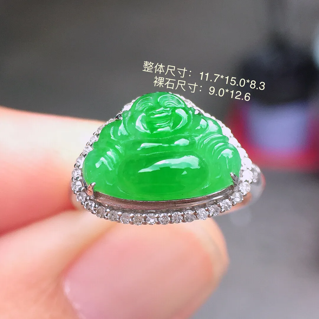 阳绿佛公戒指，色泽均匀艳丽，玉质细腻，荧光感超
强，饱满圆润，气质满满。18k
金豪华镶嵌