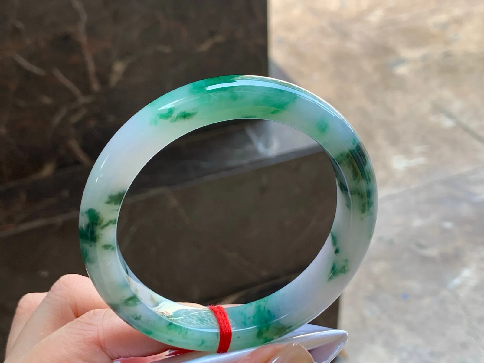 色花大圈手镯
玉质细腻 59.6/12/9.2mm