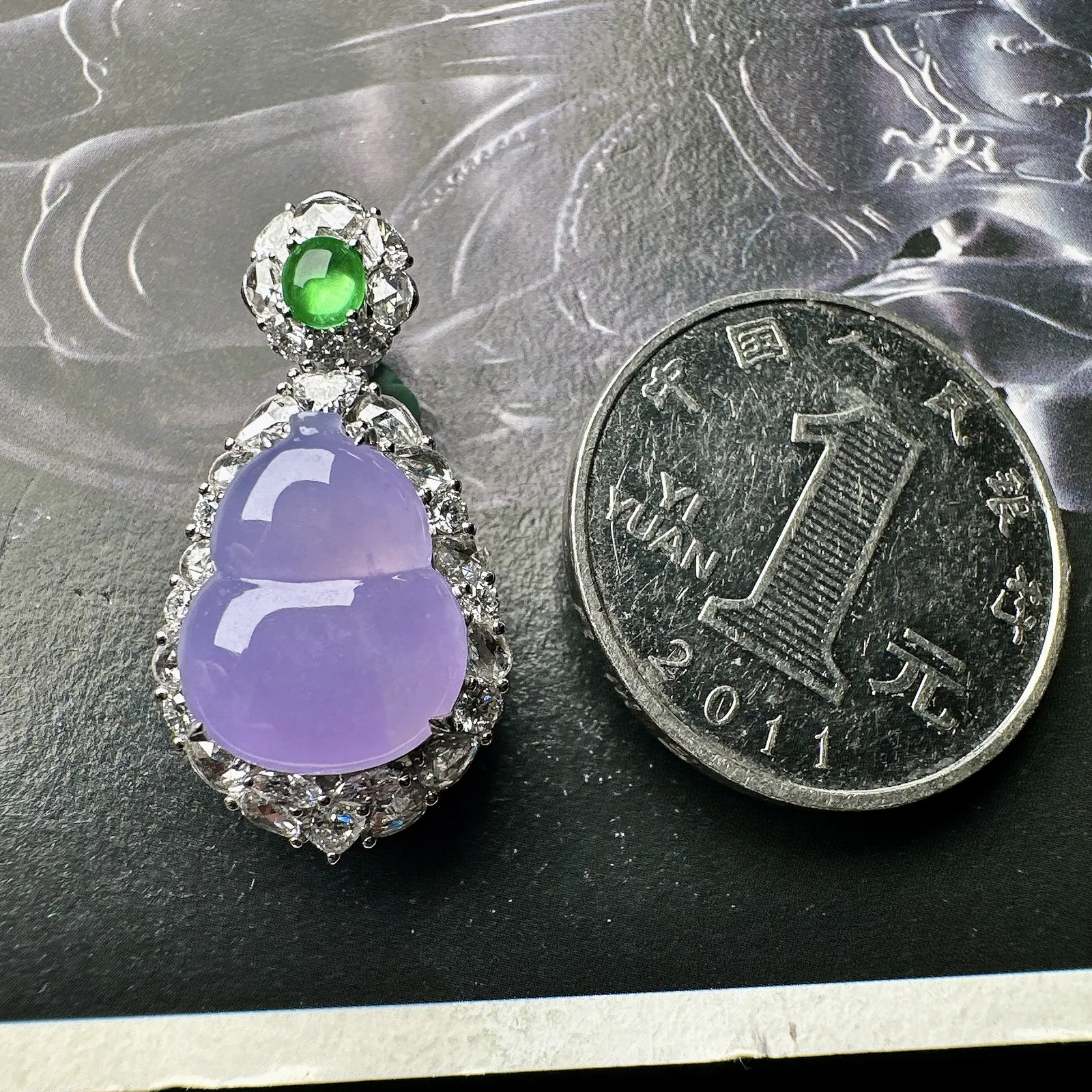【冰种粉紫葫芦吊坠】质地细腻，粉紫色泽，光泽度不错，18k金钻镶嵌，裸石尺寸13.9*11.4*4.5毫米