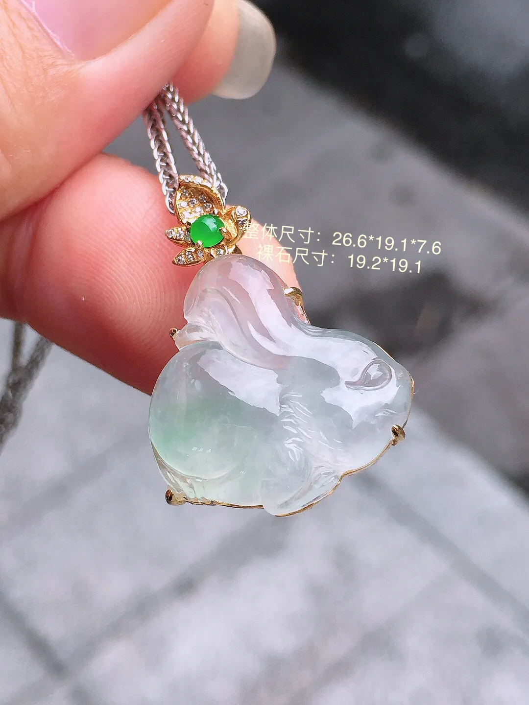 冰种玉兔吊坠，玉质细腻，荧光感超
强，饱满圆润，气质满满。18k
金豪华镶嵌