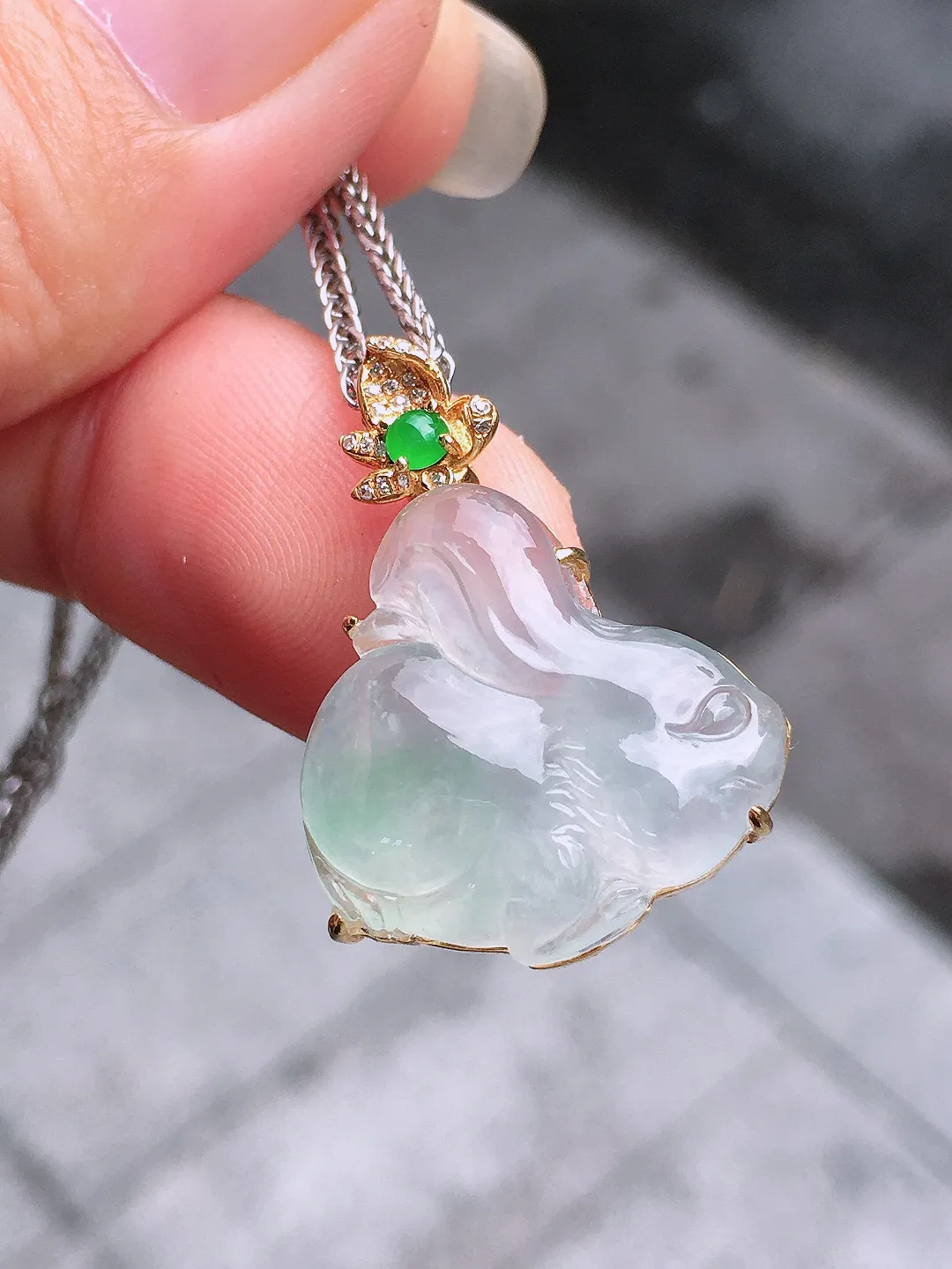 冰种玉兔吊坠，玉质细腻，荧光感超
强，饱满圆润，气质满满。18k
金豪华镶嵌