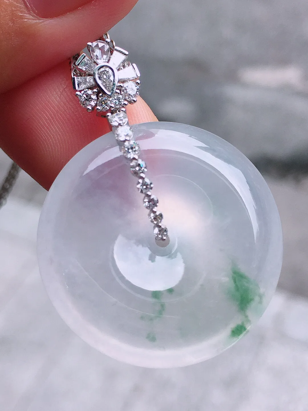 冰飘花平安扣吊坠，色泽艳丽，玉质细腻，荧光感超
强，饱满圆润，气质满满。18k
金豪华镶嵌