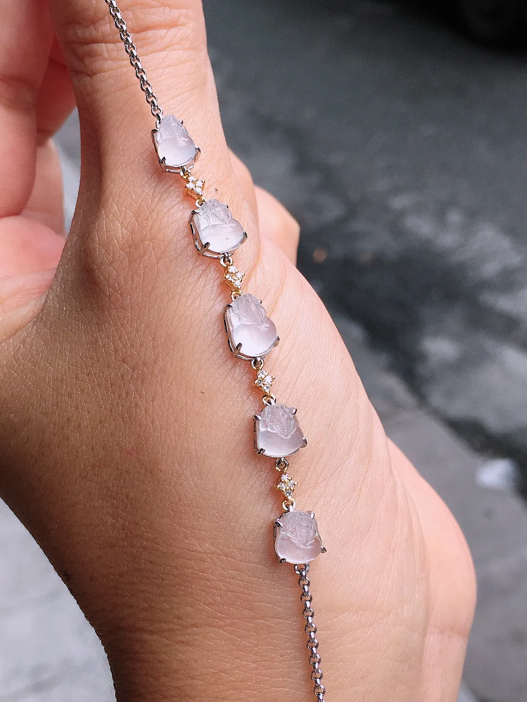 冰种貔貅手链，玉质细腻，荧光感超
强，饱满圆润，气质满满。18k
金豪华镶嵌