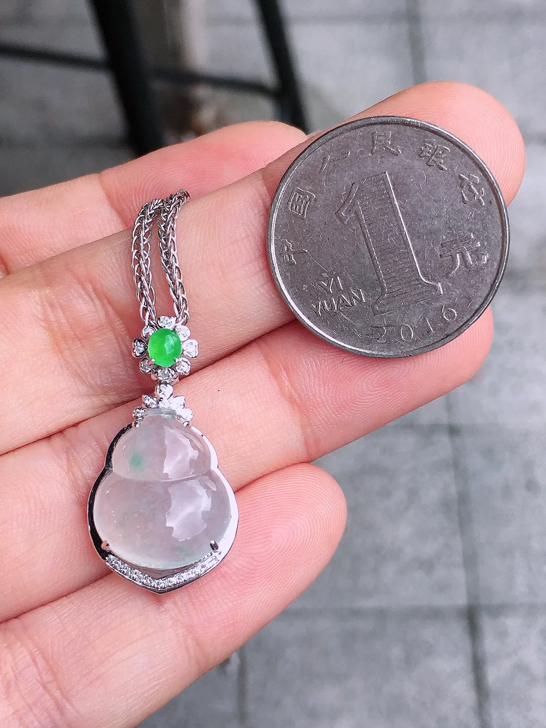 冰种葫芦吊坠，玉质细腻，荧光感超
强，饱满圆润，气质满满。18k
金豪华镶嵌