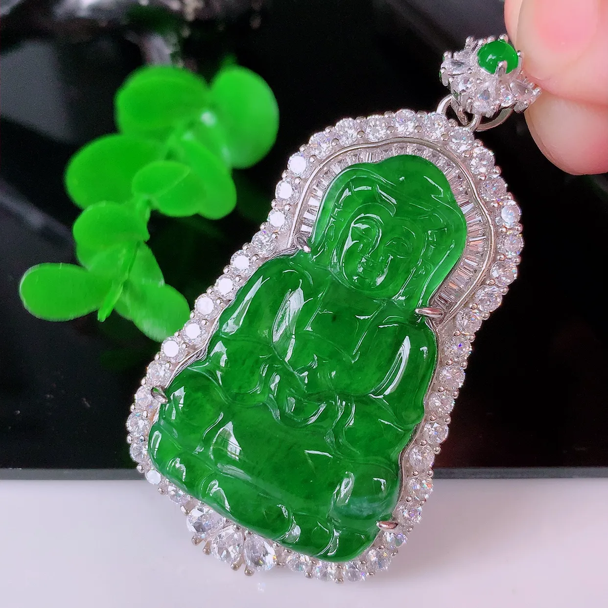 冰透满绿翡翠观音菩萨925银镶嵌挂件，自然光实拍，翠色灵动，颜色漂亮，种老水足，品相佳，佩戴佳品！#98.10整体54.5*29*9裸石36.5*22.5
