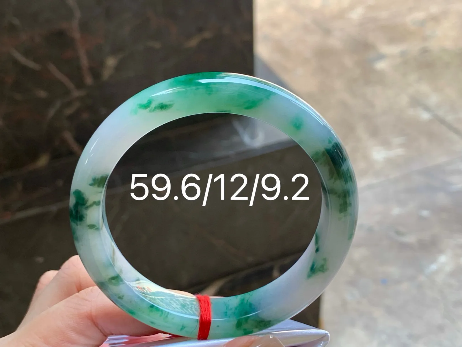 色花大圈手镯
玉质细腻 59.6/12/9.2mm