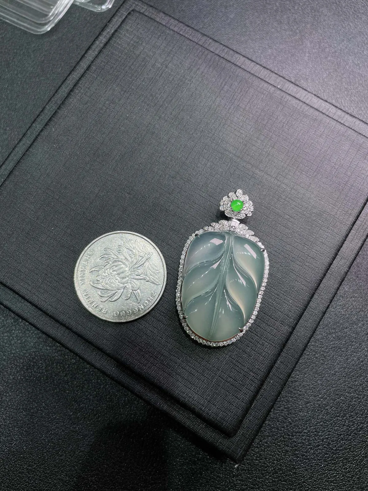 天然缅甸a货翡翠18k金镶嵌
冰种叶子吊坠z104
