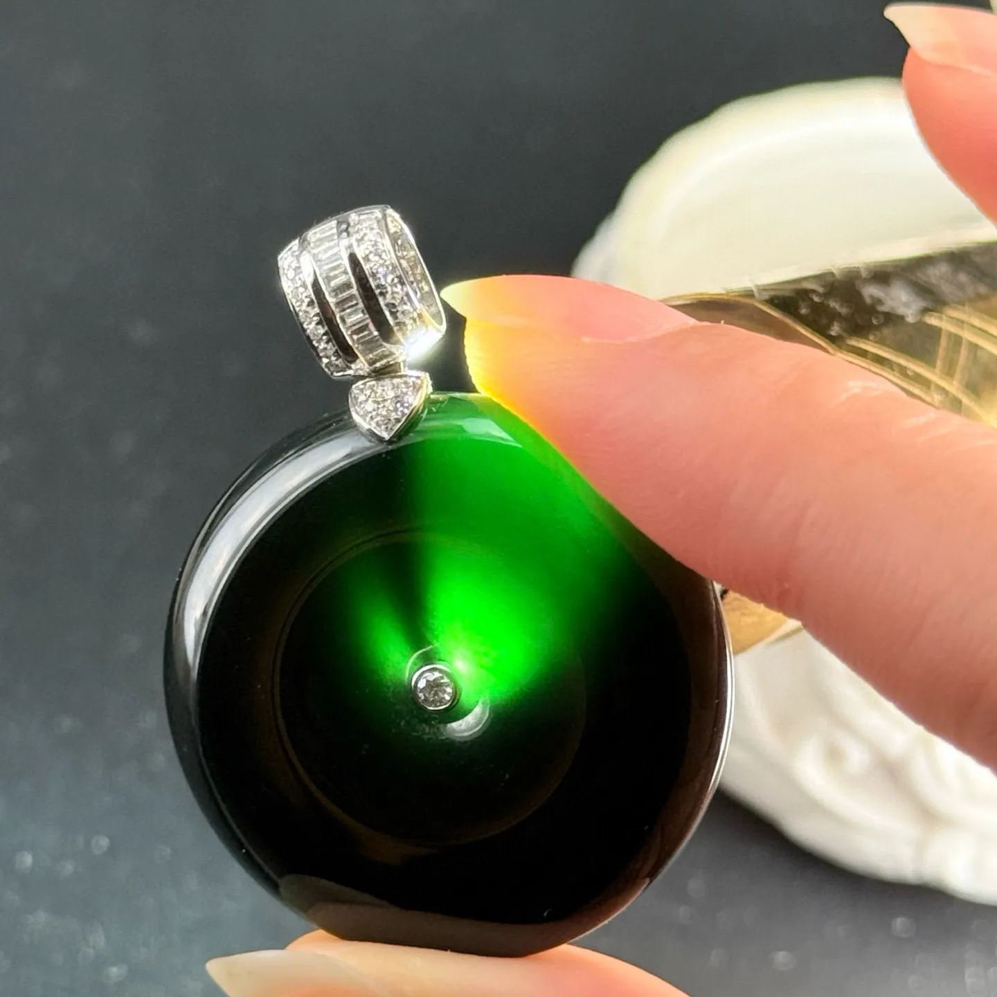 精品18k墨翠平安扣 种好色正 黑度极好 打灯通透 油性十足 尺寸30.7