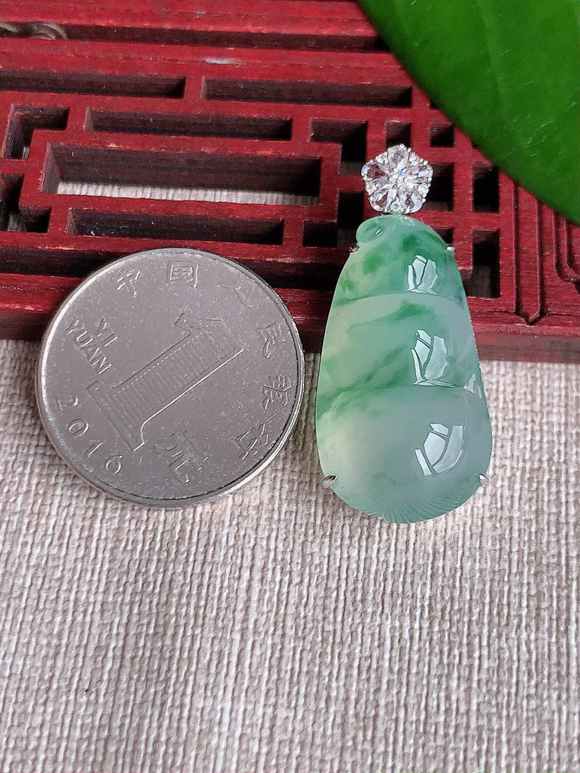 a货翡翠老坑冰种18K金伴钻镶嵌飘花四季豆福豆平安豆吊坠 尺寸34.8×27.5×15.5×8.4mm 重量7.00g 0711