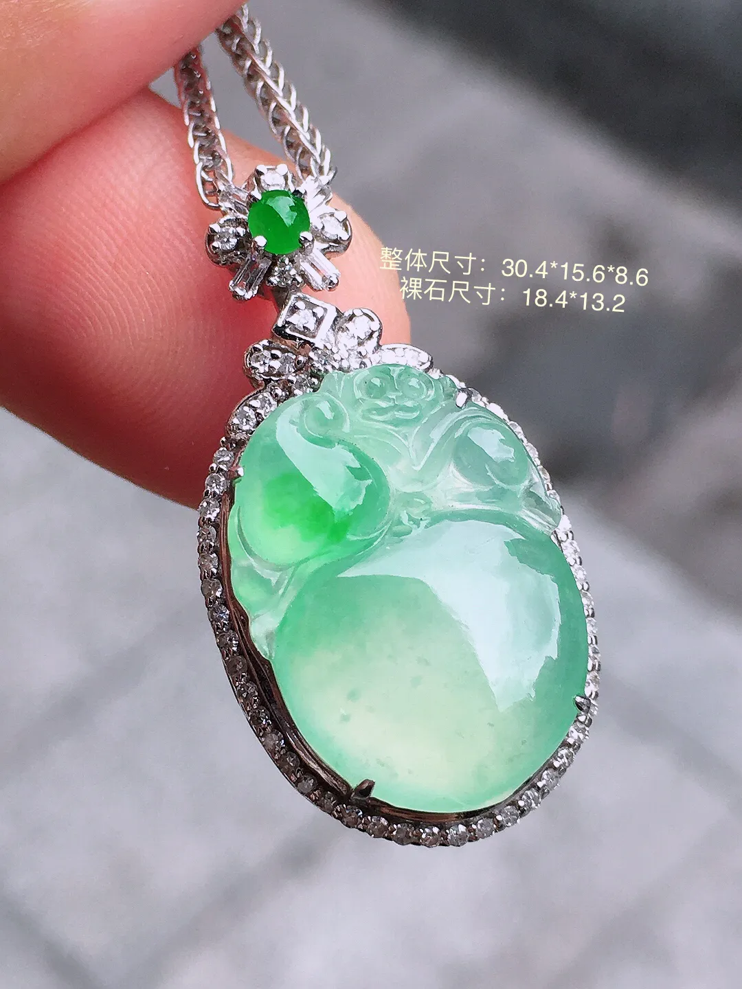 冰绿【灵猴献瑞】吊坠，色泽均匀艳丽，玉质细腻，荧光感超
强，饱满圆润，气质满满。18k
金豪华镶嵌
