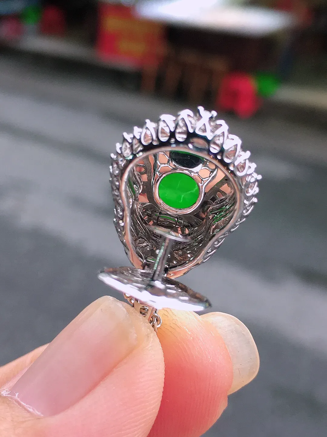 阳绿葫芦吊坠，色泽均匀艳丽，玉质细腻，荧光感超
强，饱满圆润，气质满满。18k
金豪华镶嵌