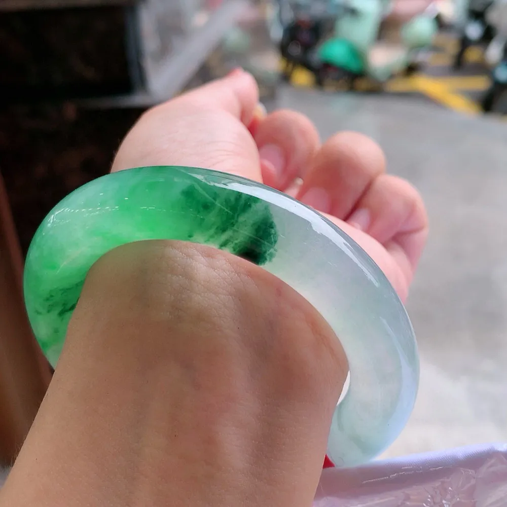 圆条冰玻阳绿 无瑕 尺寸:55.1/12.7/12.1 种色俱佳