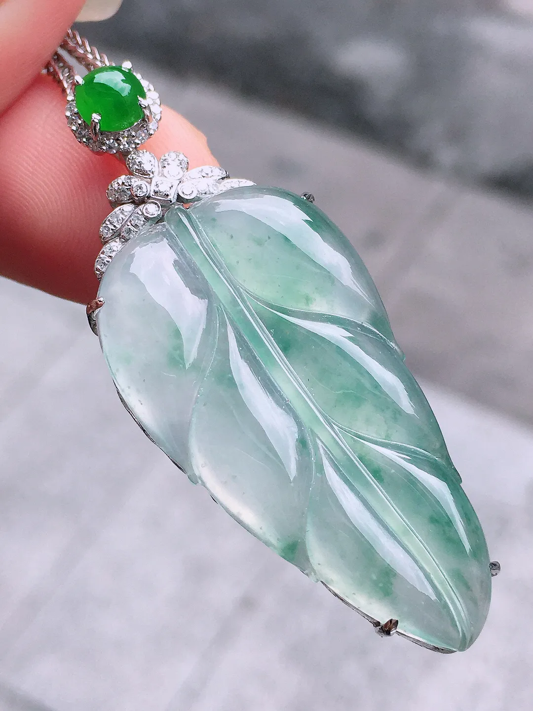 冰飘花玉叶吊坠，色泽艳丽，玉质细腻，荧光感超
强，饱满圆润，气质满满。18k
金豪华镶嵌