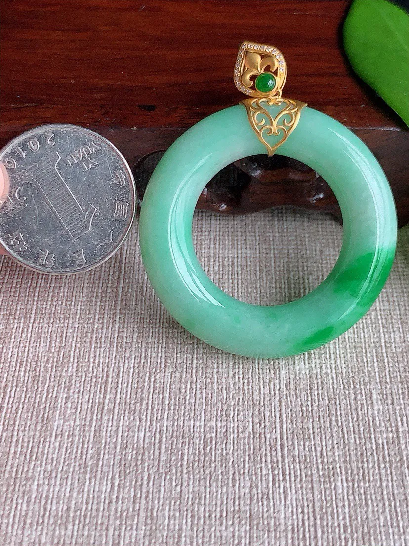 a货翡翠老坑冰种18K金伴钻镶嵌飘绿平安环吊坠 尺寸52×41.5×8mm 重量21.30g 0711
