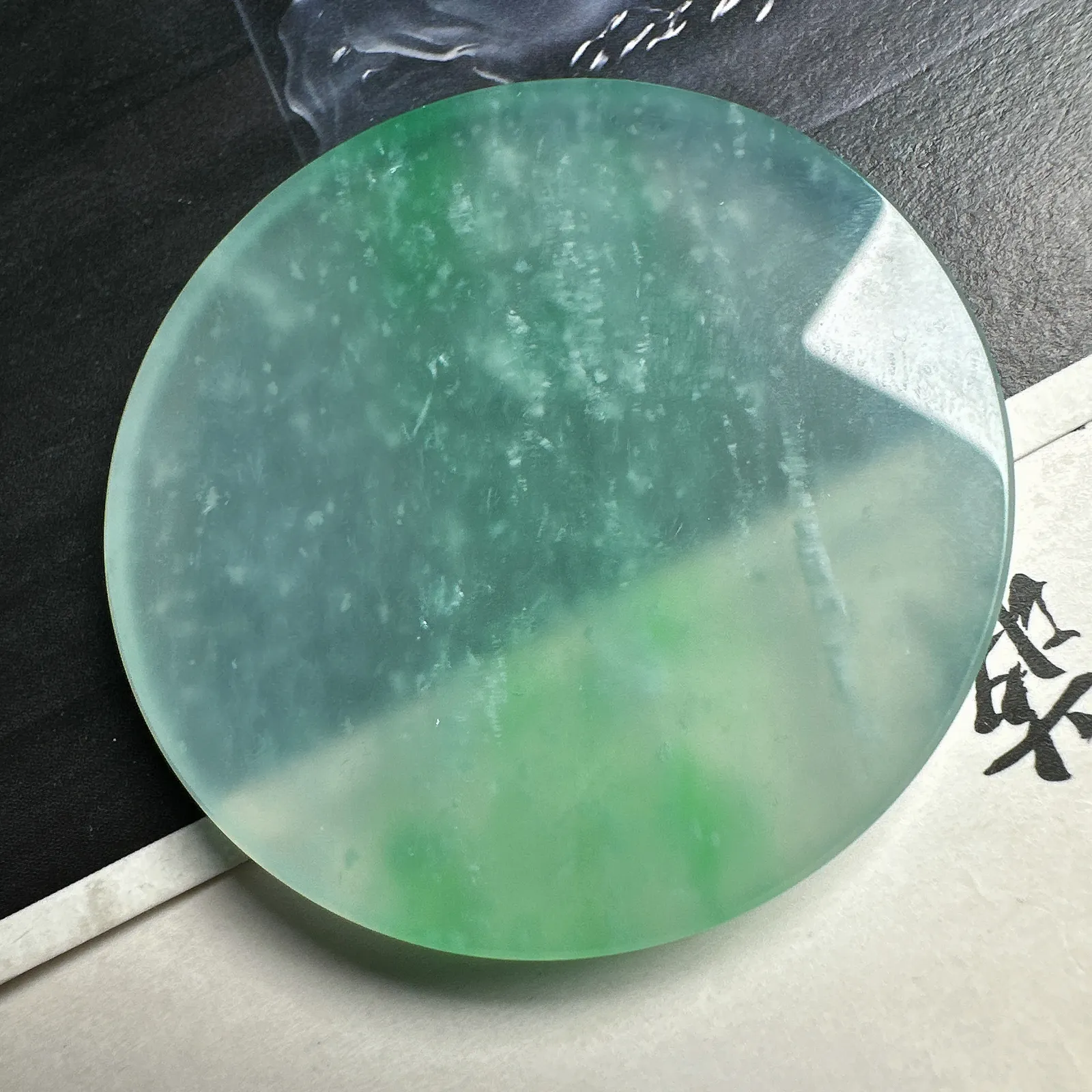 【无事牌】种水色兼备的木纳飘绿无事牌，颜色阳绿，质地冰润细腻，可以做大无事牌、太平扣。