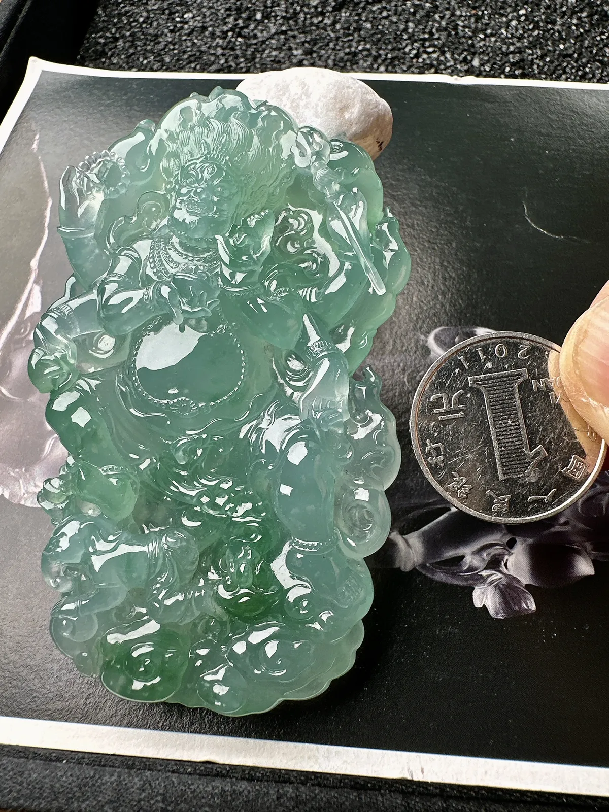 【高冰种天空蓝黄财神】飘绿色泽，名师工艺，珍藏品质。很厚装很大件，颜色浓郁纯正。