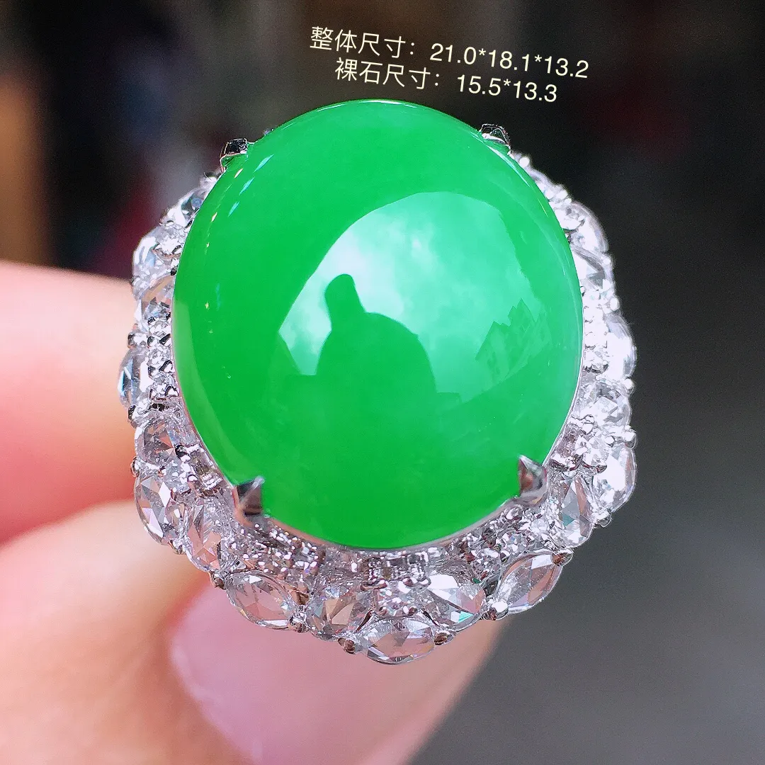 阳绿蛋面戒指，色泽均匀艳丽，玉质细腻，荧光感超
强，饱满圆润，气质满满。18k
金豪华镶嵌