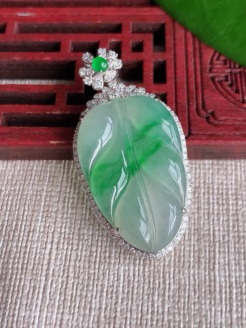 a货翡翠老坑冰种18K金伴钻镶嵌飘绿叶子金枝玉叶吊坠 尺寸39×19.4×8.3裸石26.7×17.