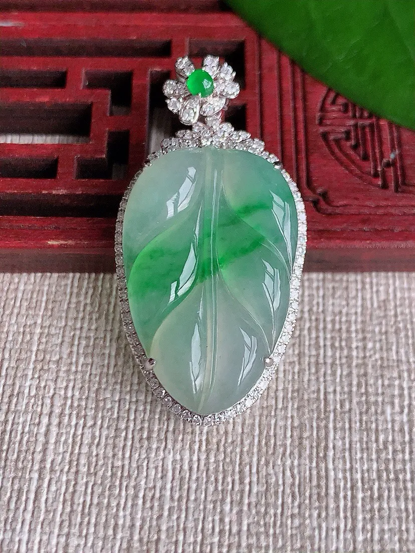 a货翡翠老坑冰种18K金伴钻镶嵌飘绿叶子金枝玉叶吊坠 尺寸39×19.4×8.3裸石26.7×17.