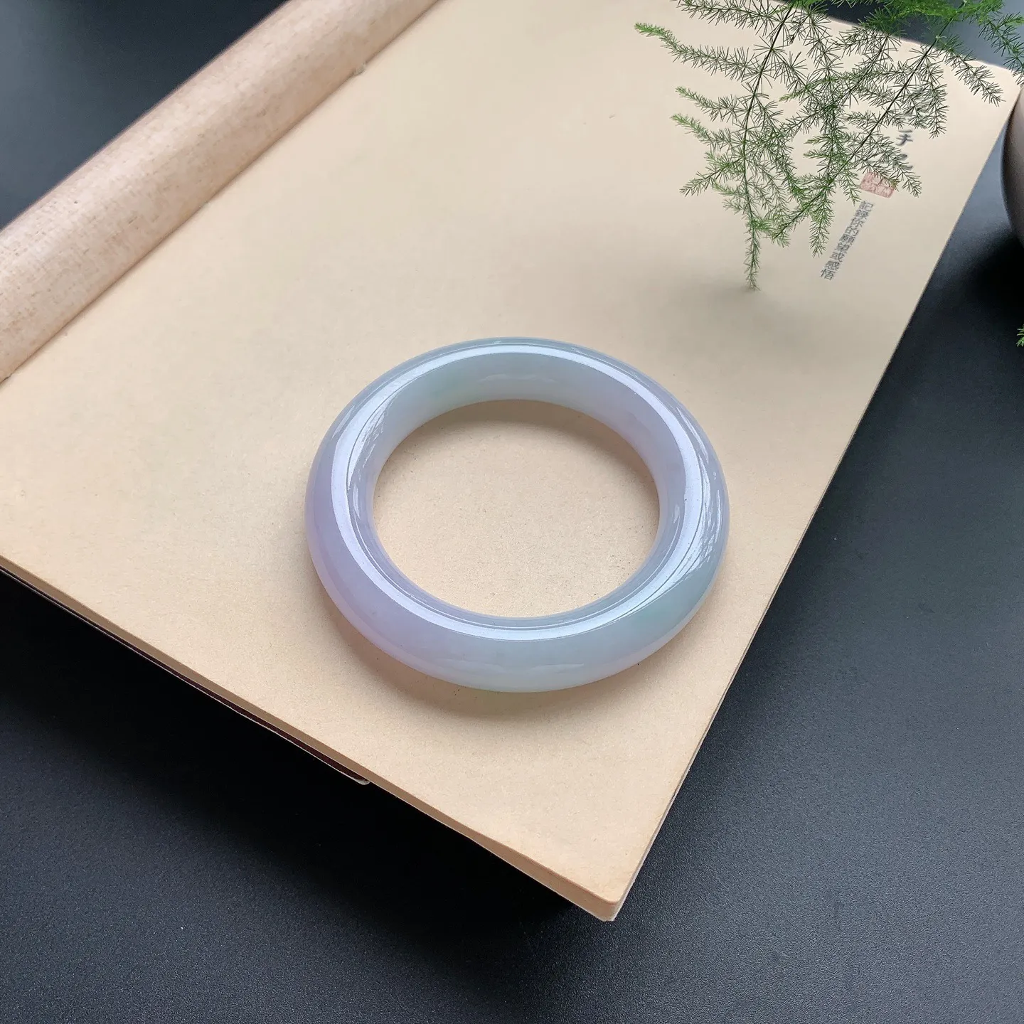 紫底飘绿圆条手镯 尺寸：54.3-13-12.8，无纹裂，色泽艳丽，细腻釉洁，
