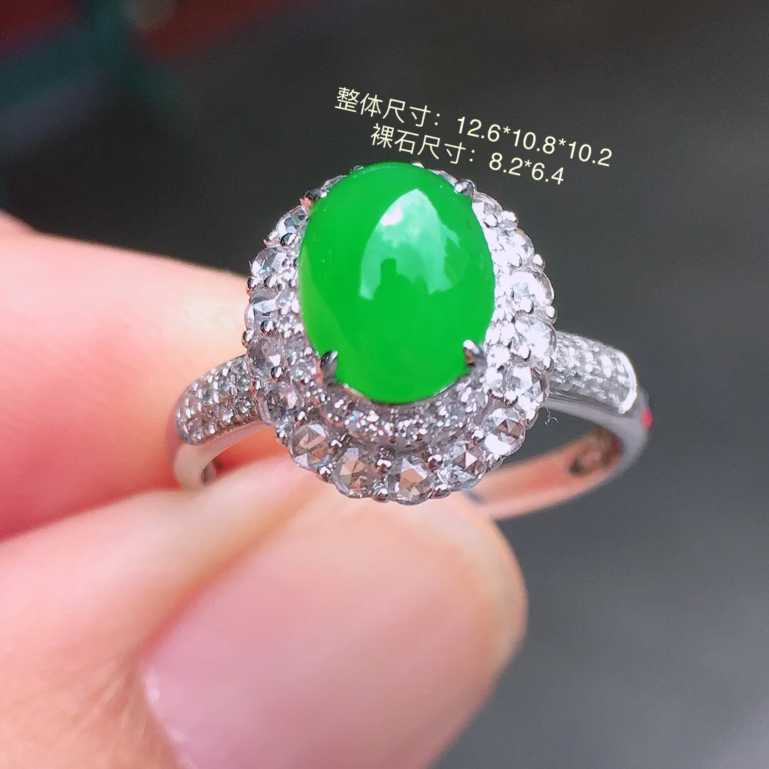 阳绿蛋面戒指，色泽均匀艳丽，玉质细腻，荧光感超
强，饱满圆润，气质满满。18k
金豪华镶嵌