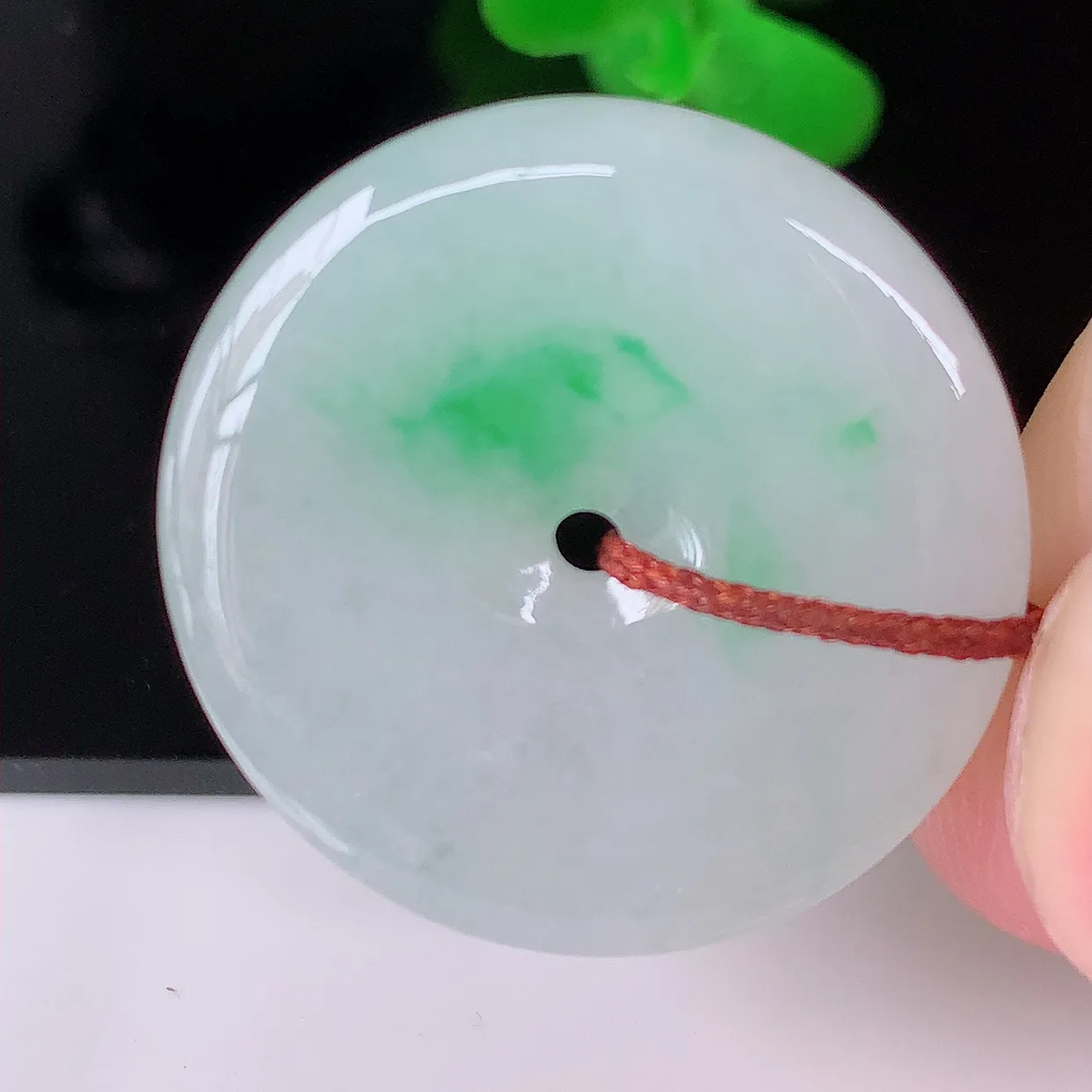自然光实拍，冰润飘绿平安扣翡翠吊坠，种老水足，雕工精湛 ，寓意美好，佩戴时尚出众！#41.10