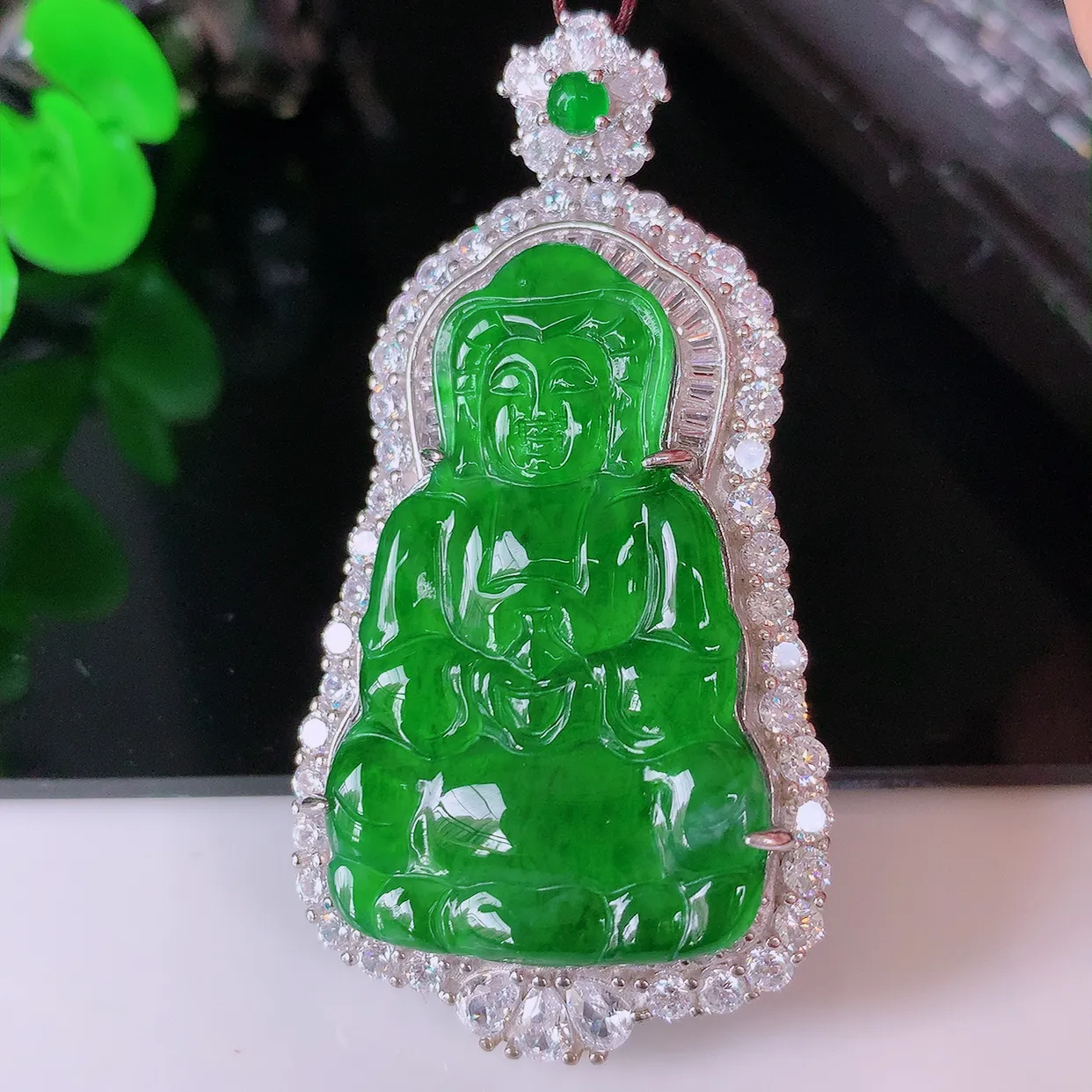 冰透满绿翡翠观音菩萨925银镶嵌挂件，自然光实拍，翠色灵动，颜色漂亮，种老水足，品相佳，佩戴佳品！#