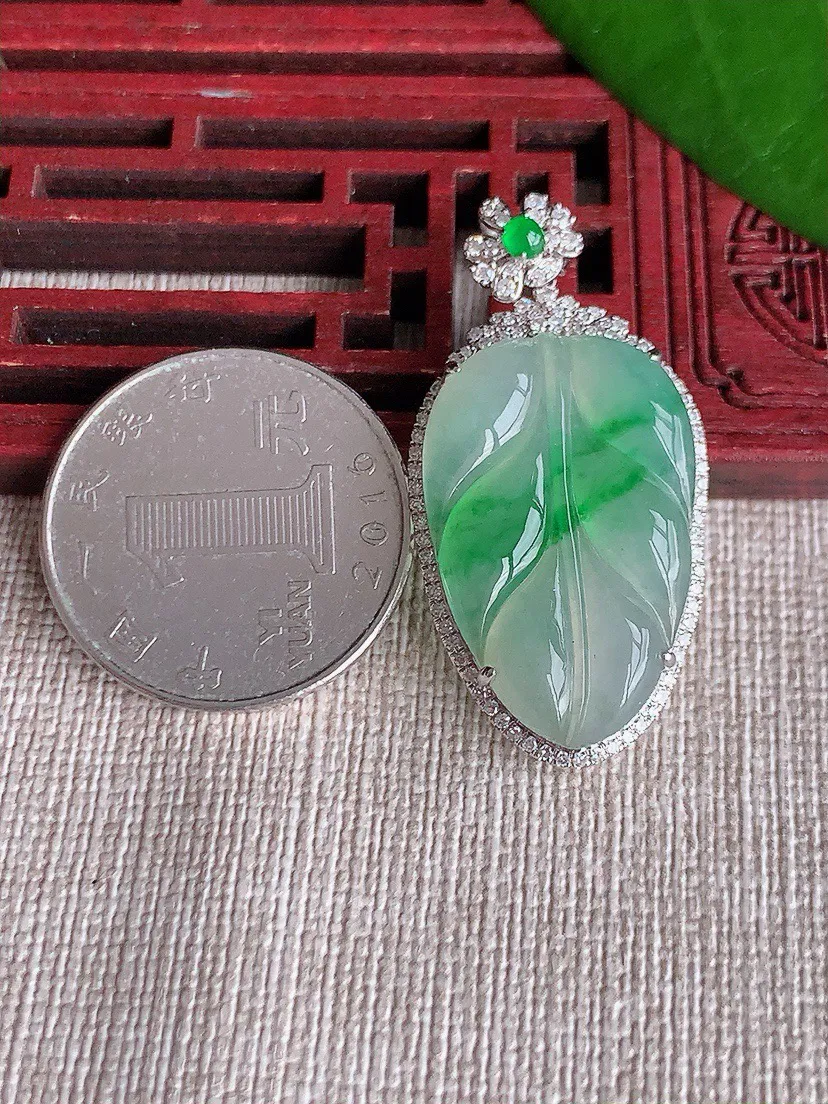 a货翡翠老坑冰种18K金伴钻镶嵌飘绿叶子金枝玉叶吊坠 尺寸39×19.4×8.3裸石26.7×17.2mm 重量5.95g 0711
