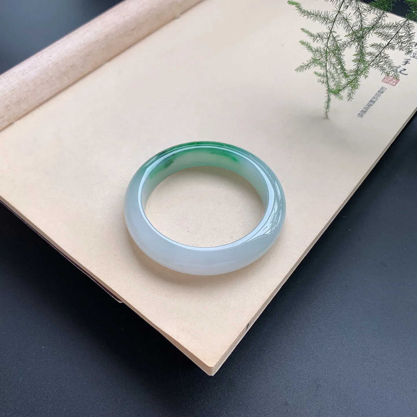 飘绿正圈手镯 尺寸：53.3-12.8-8.8，无纹裂，水润起胶，色辣靓丽，绿意盎然