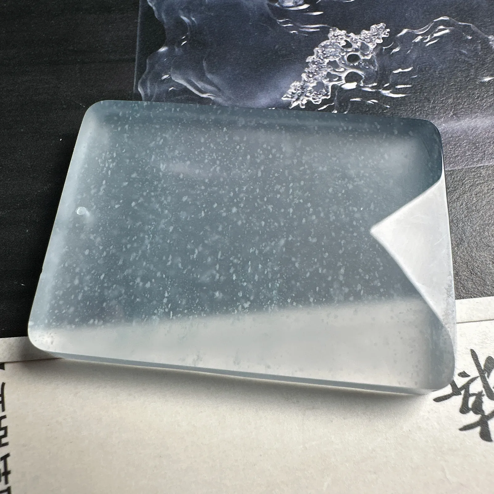 老坑料无事牌，接近玻璃种的雪花棉无事牌，牌型非常好，通透起光，佩戴佳品。