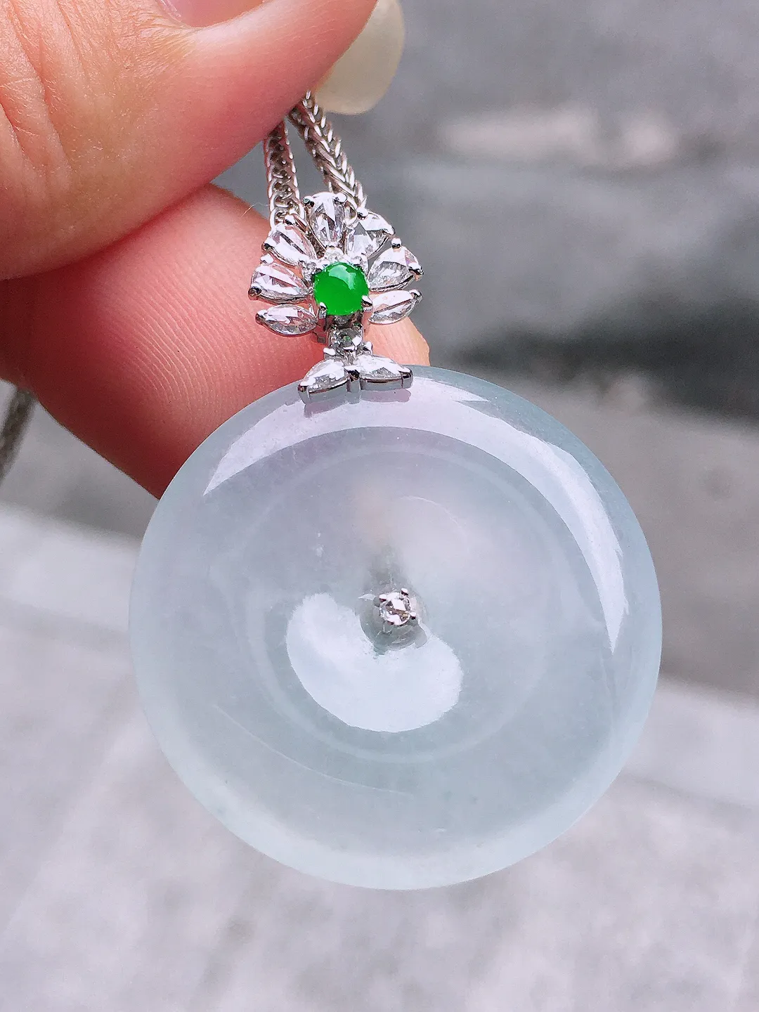 冰种平安扣吊坠，玉质细腻，荧光感超
强，饱满圆润，气质满满。18k
金豪华镶嵌