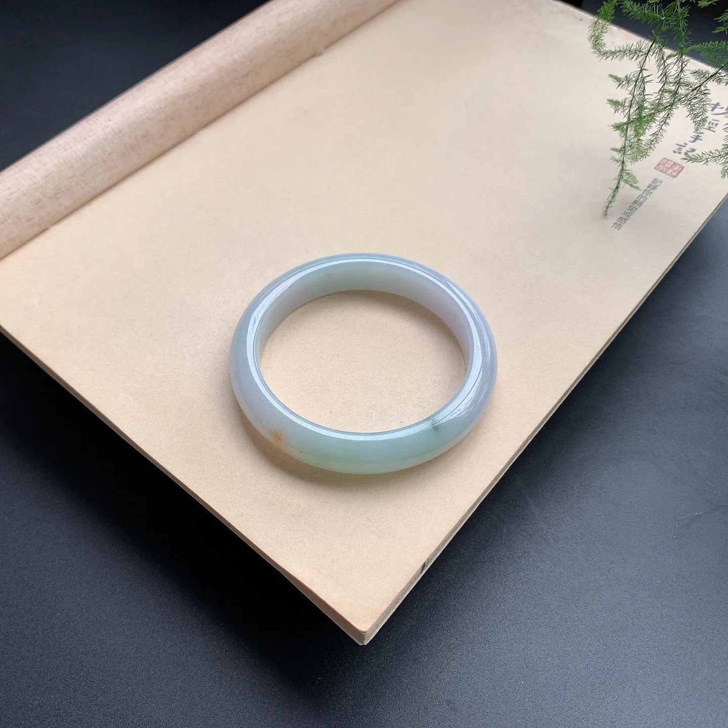 底色正圈手镯 尺寸：57-11.3-7.8，无纹裂，细腻光滑，清爽干净
