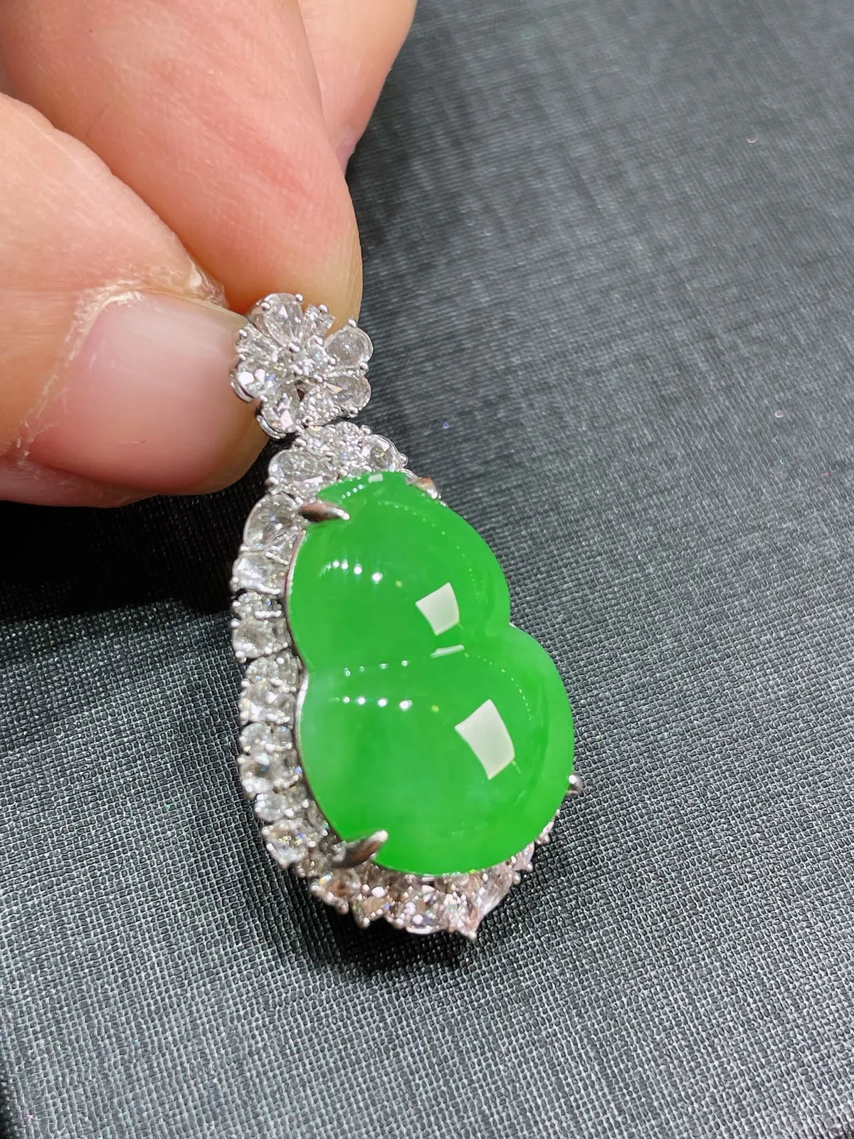 天然缅甸a货翡翠18k金镶嵌
满绿葫芦吊坠s58