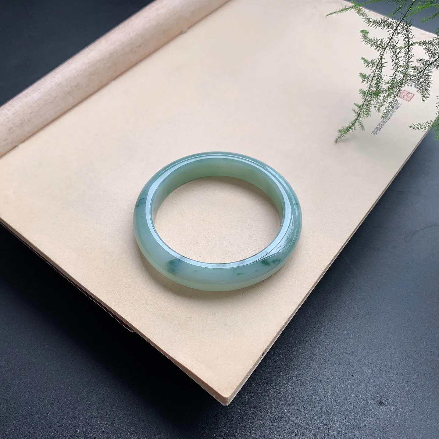 飘花正圈手镯 尺寸：55.5-12.2-8，无纹裂，细腻光滑，花色浓郁，