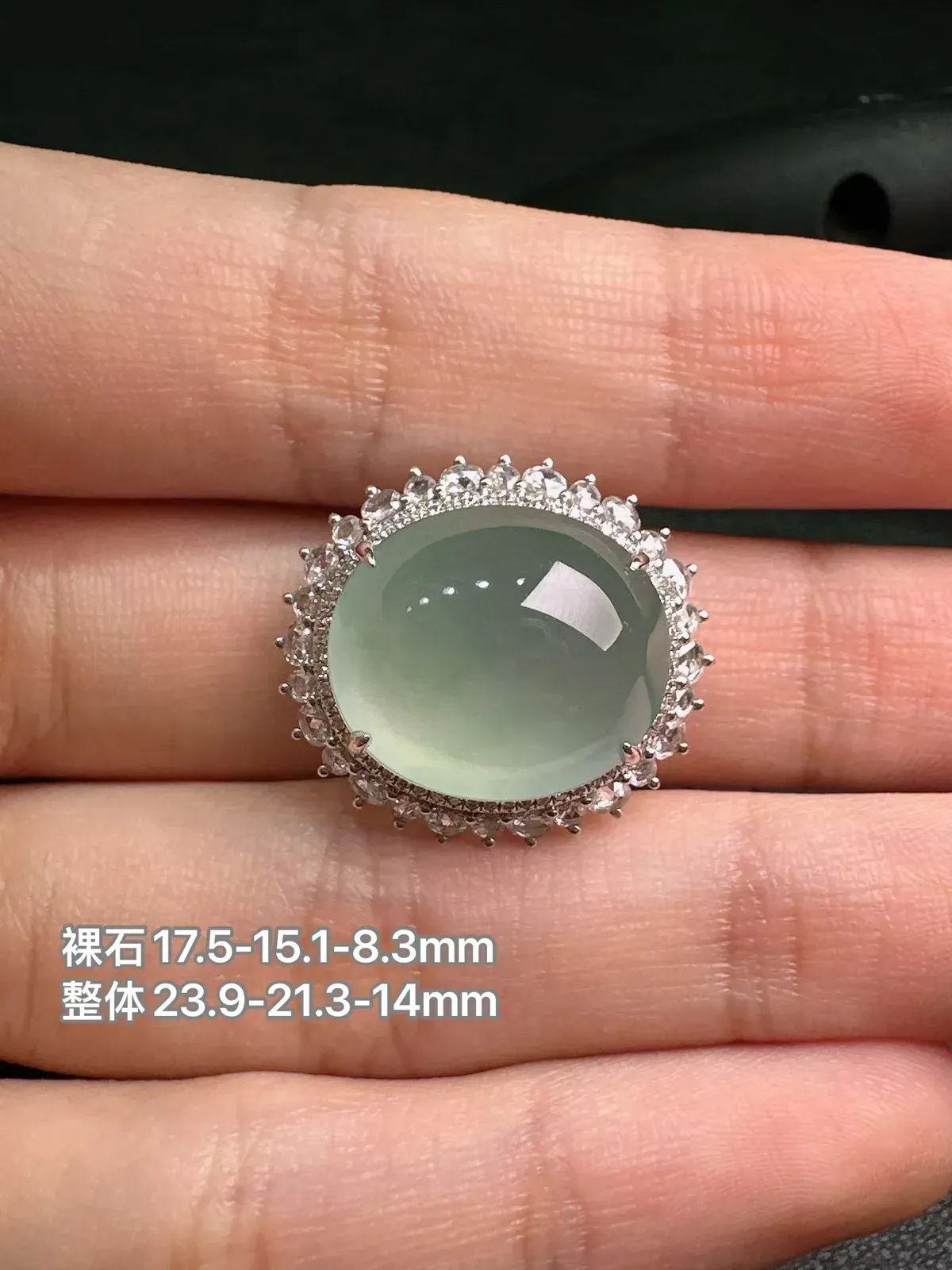 天然缅甸a货翡翠18k金镶嵌
白冰蛋面戒指
