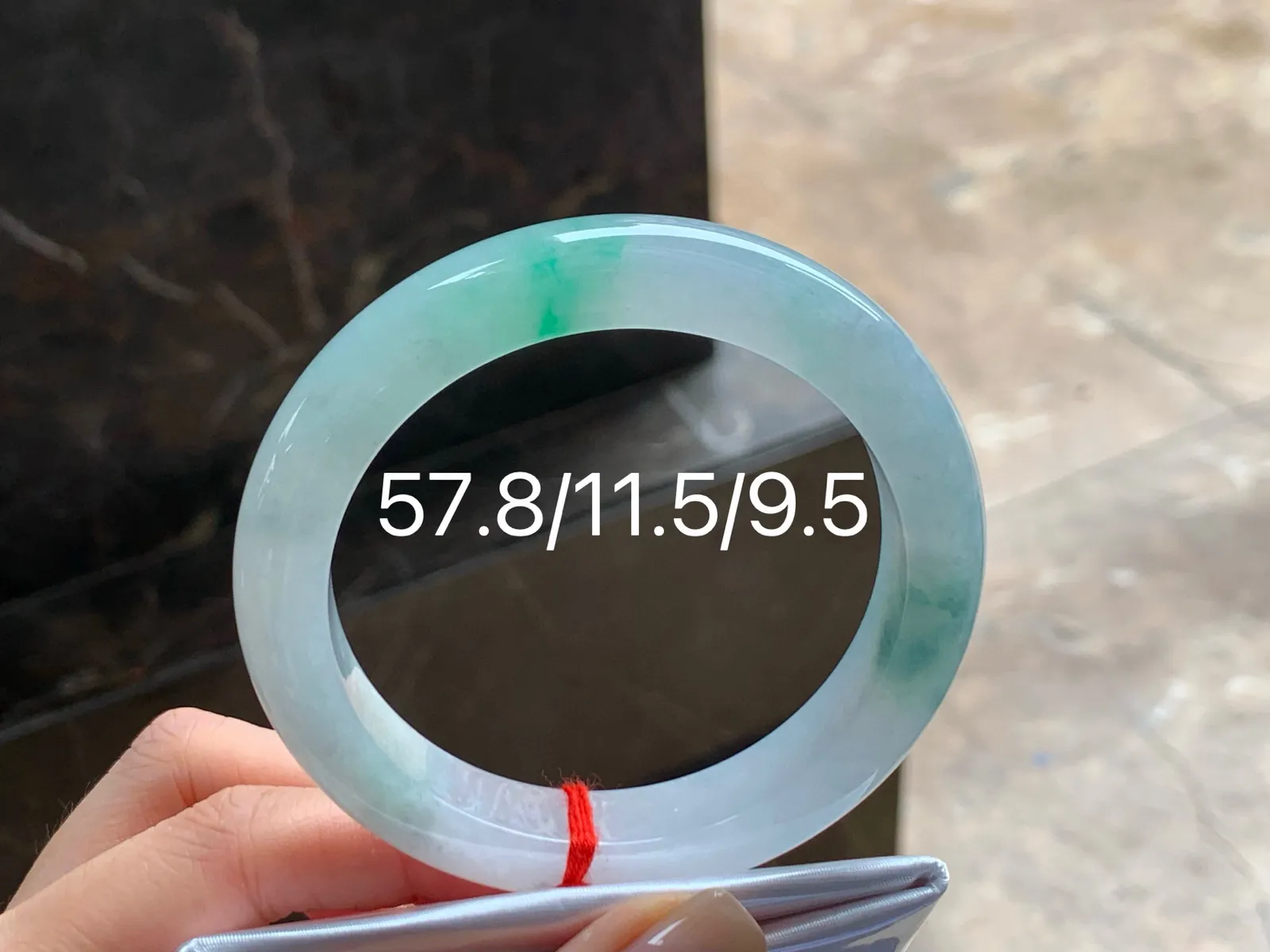 带色手镯
水润清爽 57.8/11.5/9.5mm