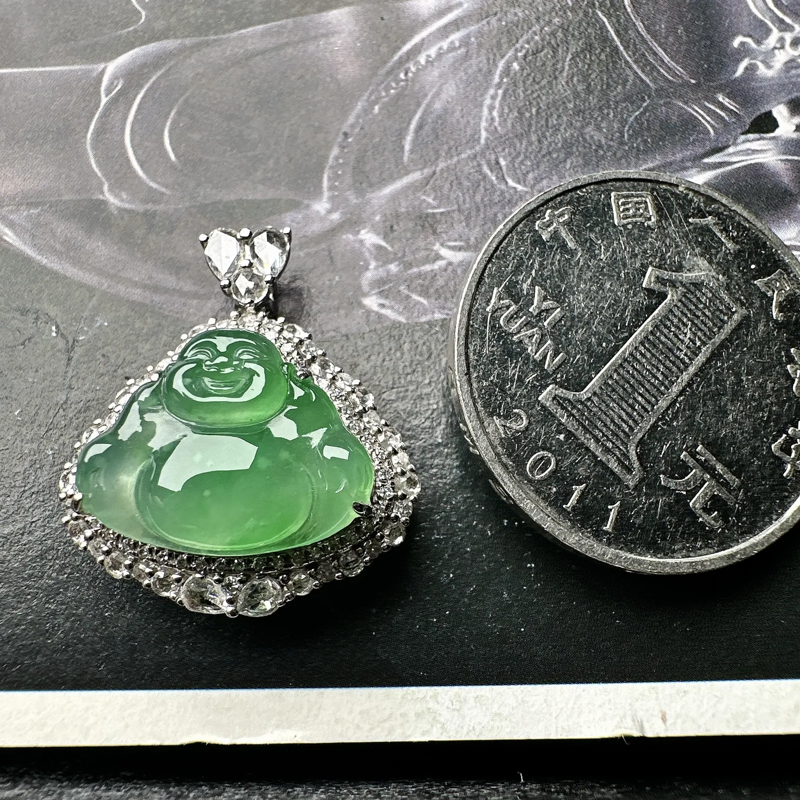 【冰种木那绿佛】雪花棉，质地细腻，冰润透亮，光泽出众，冰感十足，18k金钻镶嵌，裸石尺寸12.1*15.8*4.2毫米