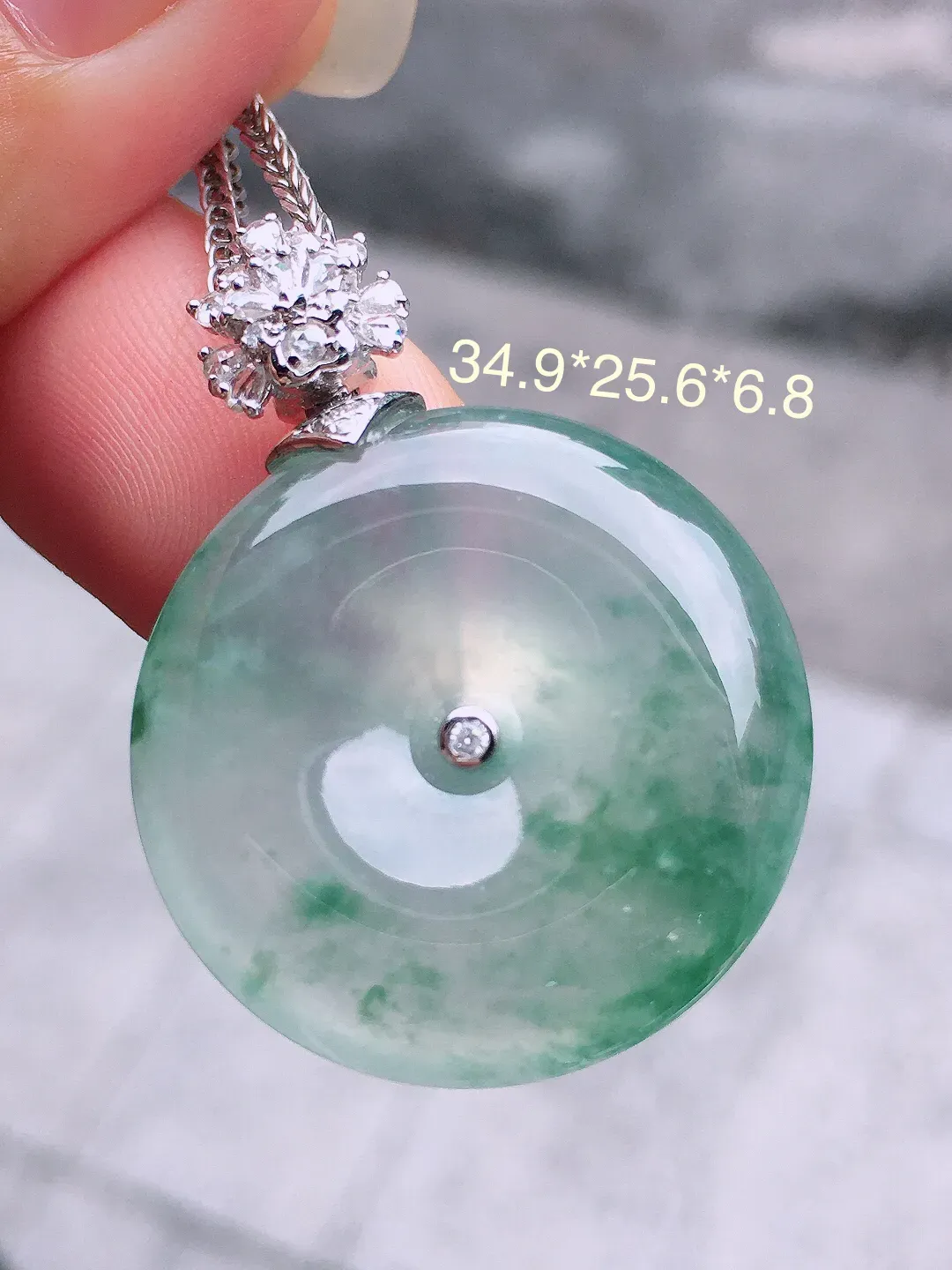 冰飘花平安扣吊坠，色泽艳丽，玉质细腻，荧光感超
强，饱满圆润，气质满满。18k
金豪华镶嵌