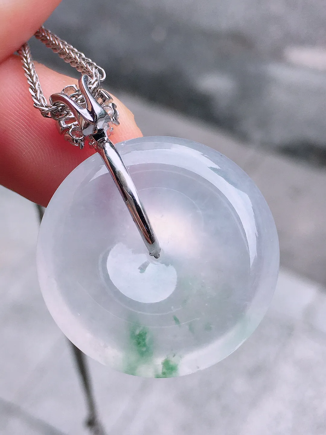 冰飘花平安扣吊坠，色泽艳丽，玉质细腻，荧光感超
强，饱满圆润，气质满满。18k
金豪华镶嵌