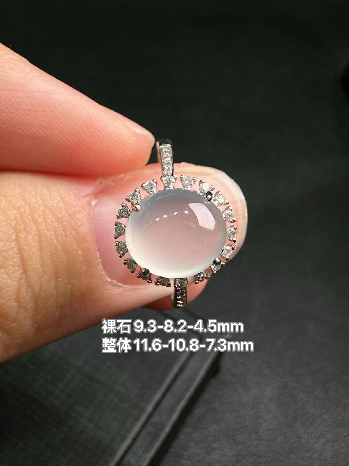 天然缅甸Ａ货翡翠18k金镶嵌
白冰蛋面戒指