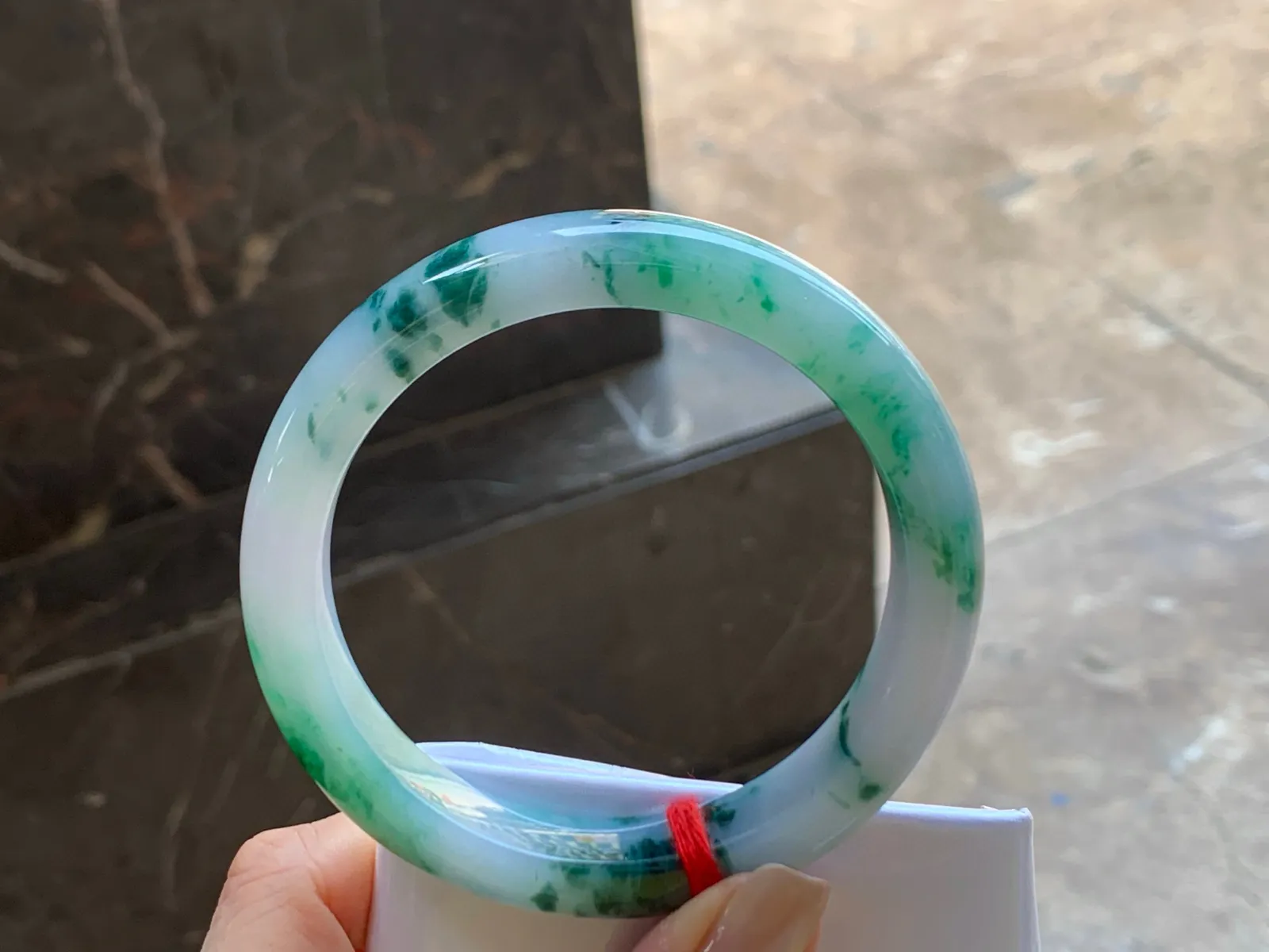 色花大圈手镯
玉质细腻 59.6/12/9.2mm
