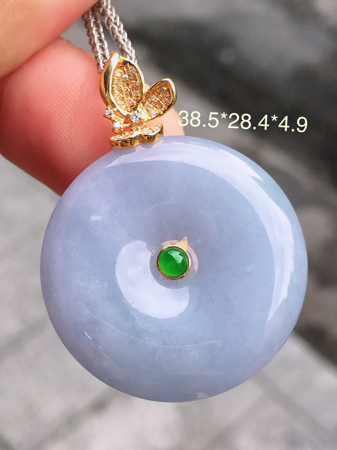 紫罗兰平安扣吊坠，色泽均匀艳丽，玉质细腻，荧光感超
强，饱满圆润，气质满满。18k
金豪华镶嵌