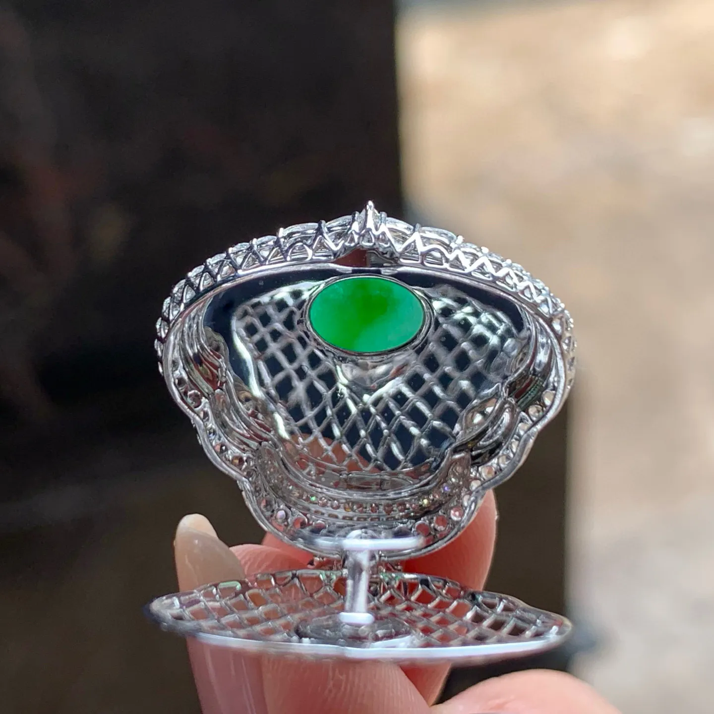 冰种辣绿坐佛
种老 真金镶嵌
