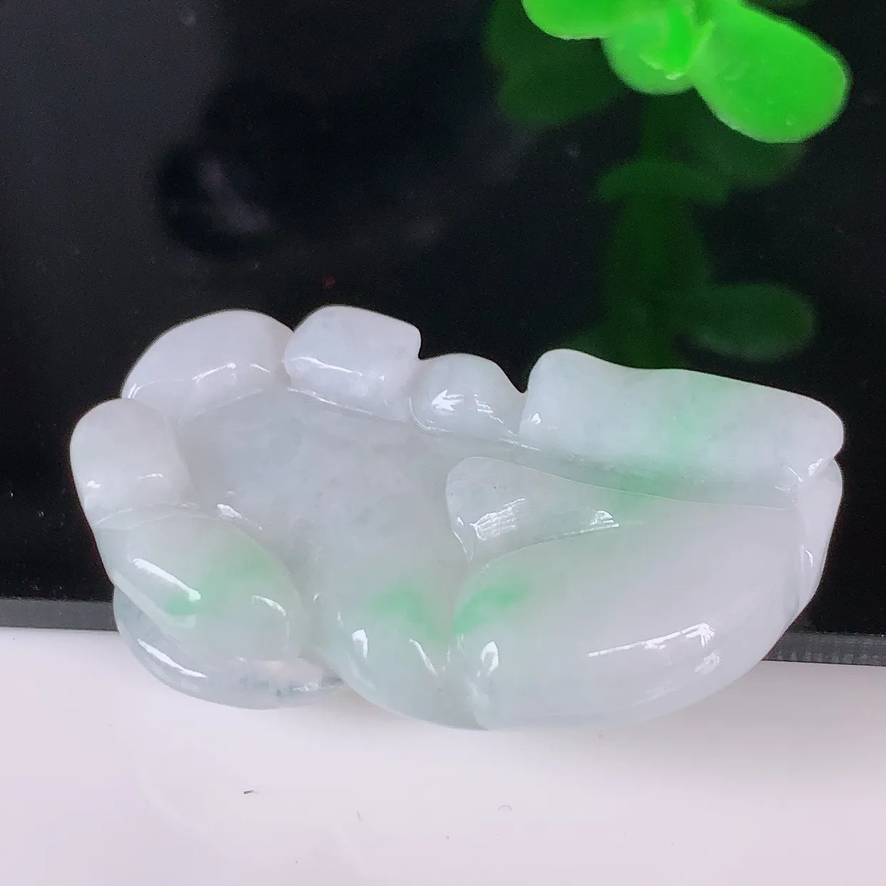 自然光实拍，冰润飘绿生肖牛气冲天翡翠吊坠，种老水足，雕工精湛 ，寓意美好，佩戴时尚出众！#41.10