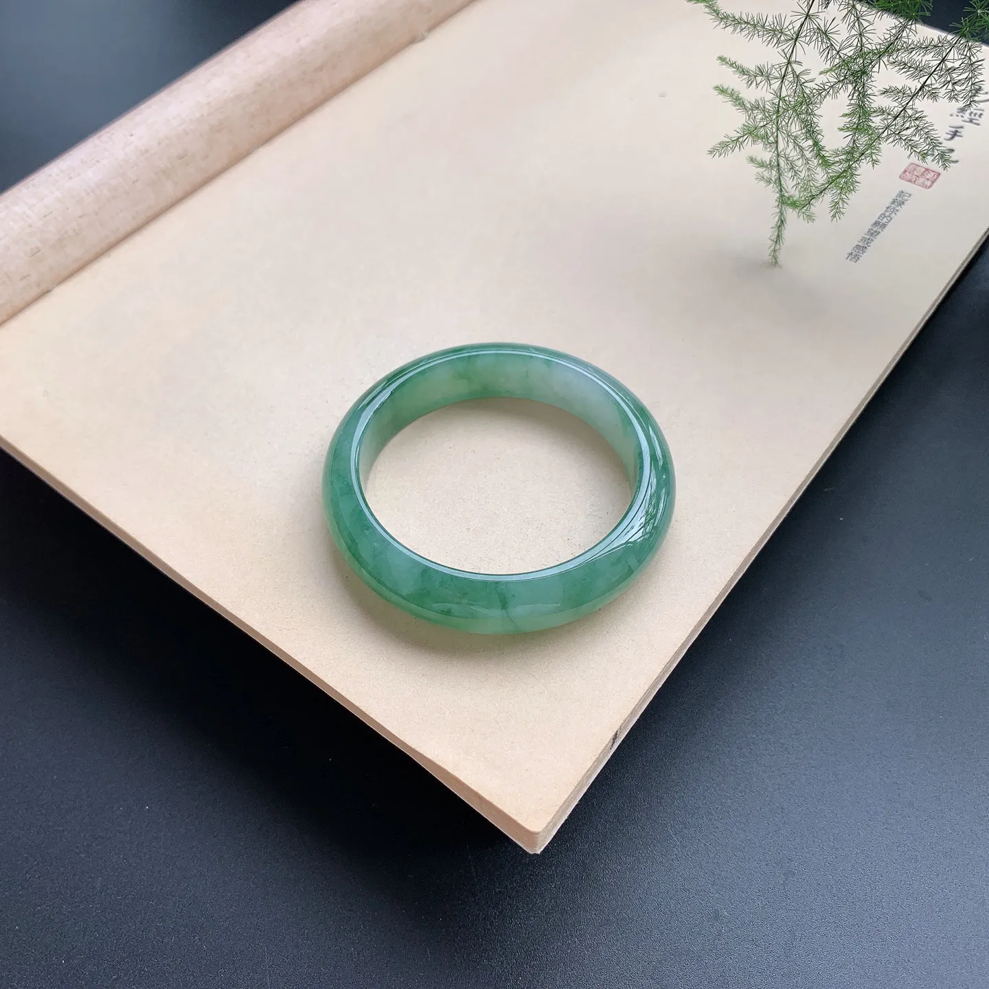 芙蓉绿正圈手镯 尺寸：50.8-12.5-7.8，无纹裂，细腻光滑，色泽靓丽，