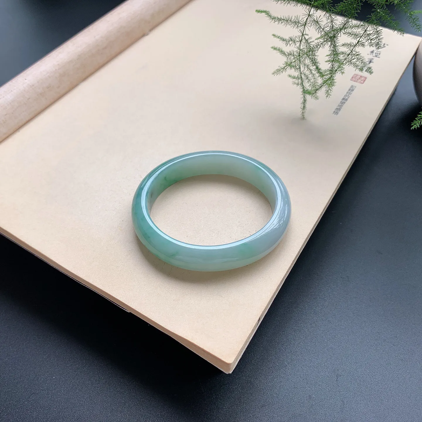 飘花贵妃手镯 尺寸：54.8-50.3-12.8-8，无纹裂，细腻光滑，色泽亮丽
