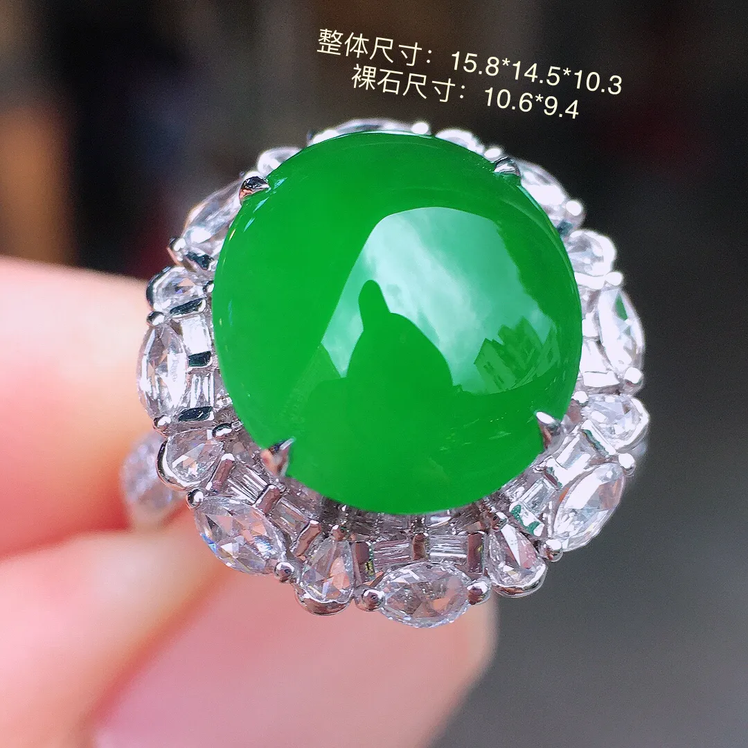 阳绿蛋面戒指，色泽均匀艳丽，玉质细腻，荧光感超
强，饱满圆润，气质满满。18k
金豪华镶嵌