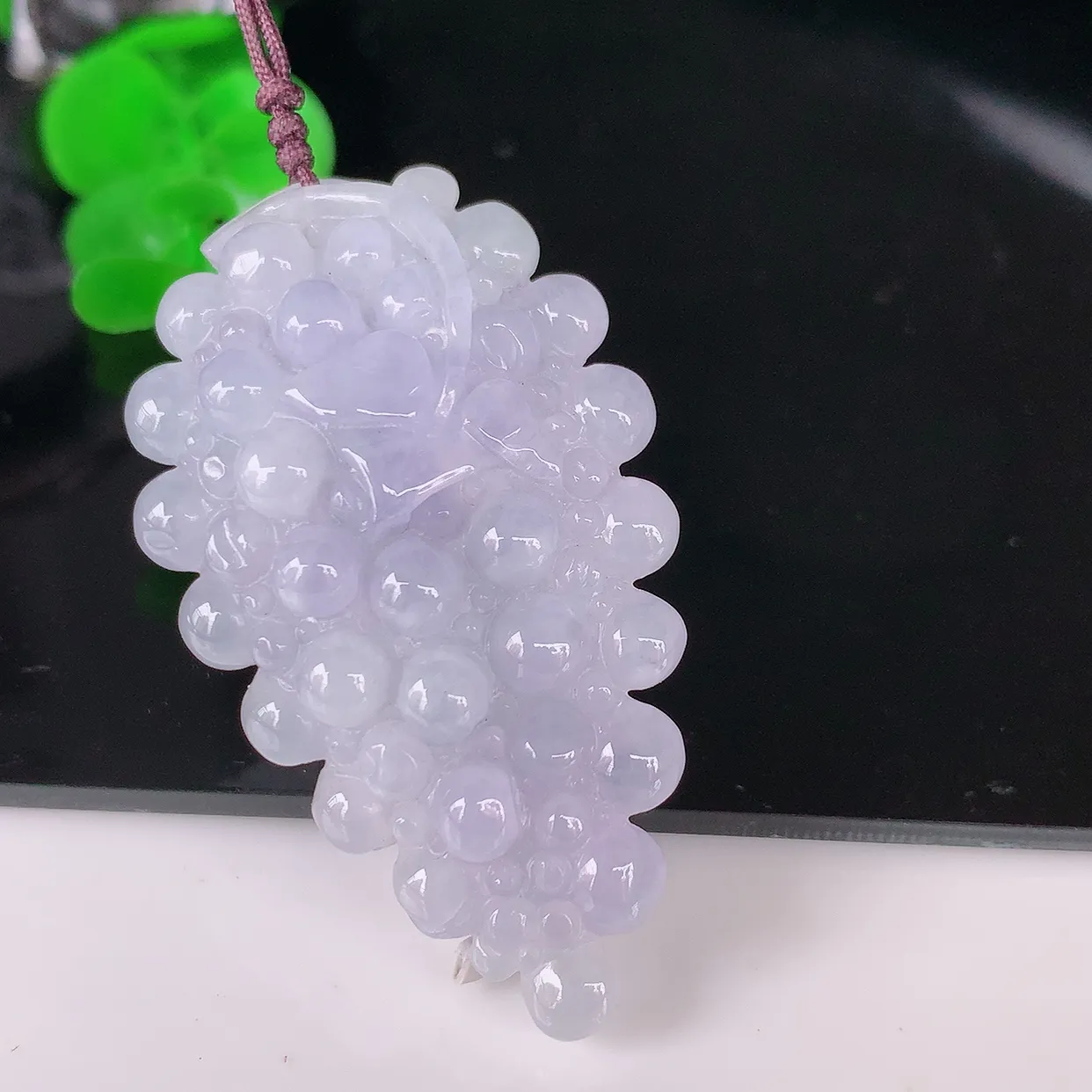 自然光实拍，冰润紫罗兰翡翠多子多福葡萄吊坠，种老水足，雕工精湛 ，寓意美好，佩戴时尚出众！#41.10