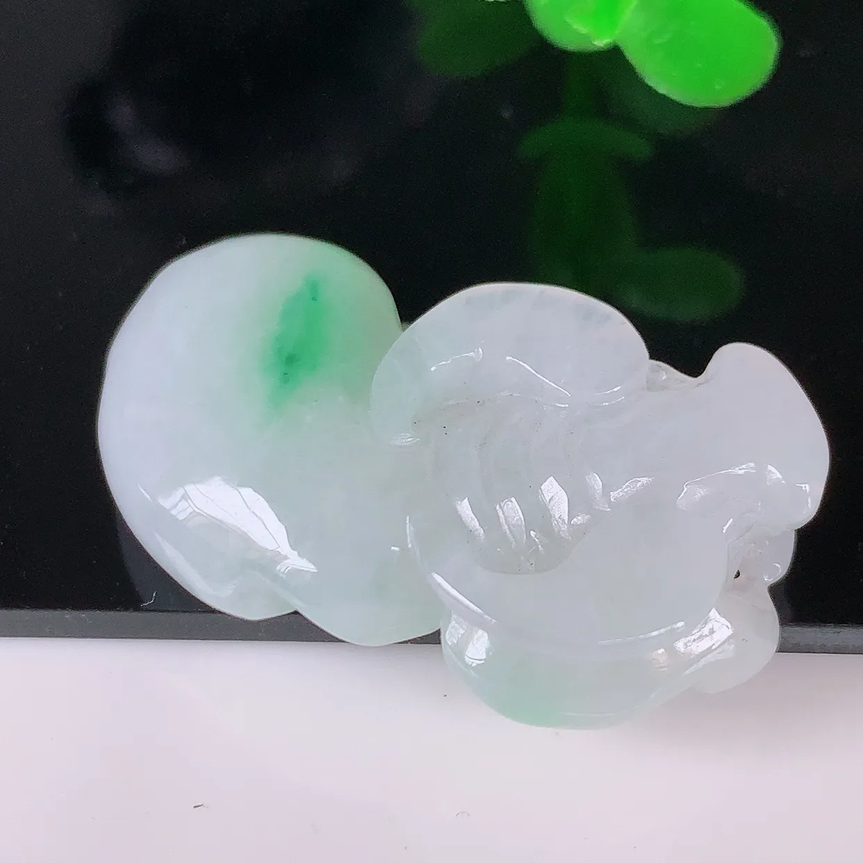 自然光实拍，冰润飘绿生肖牛气冲天翡翠吊坠，种老水足，雕工精湛 ，寓意美好，佩戴时尚出众！#41.10